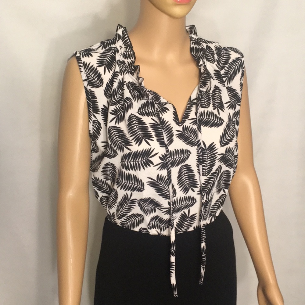 NWT Leaf Print V-Neck Sleeveless Blouse